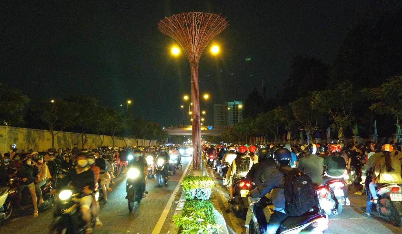 Người dân thành phố Thủ Đức hân hoan với màn pháo hoa chào năm mới ảnh 1