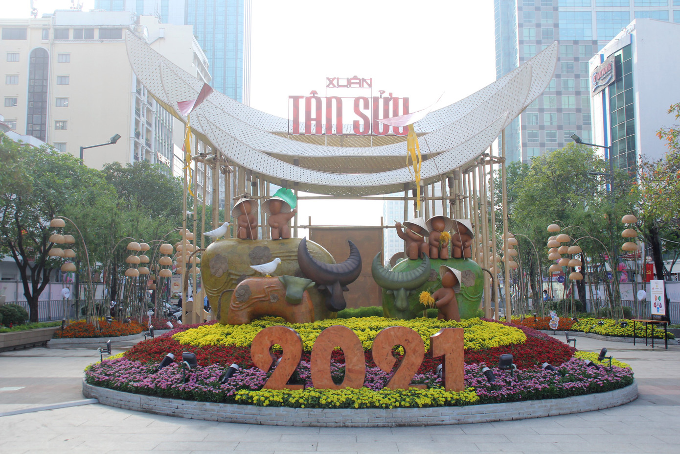 Đường hoa Nguyễn Huệ mở cửa đón khách từ sáng 10/2, yêu cầu không bỏ khẩu trang chụp hình, selfie ảnh 7