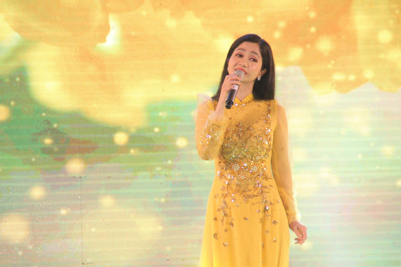 Vào vai Táo quân, Huỳnh Lập bắn rap vui nhộn trên sân khấu gala Mai Vàng ảnh 11