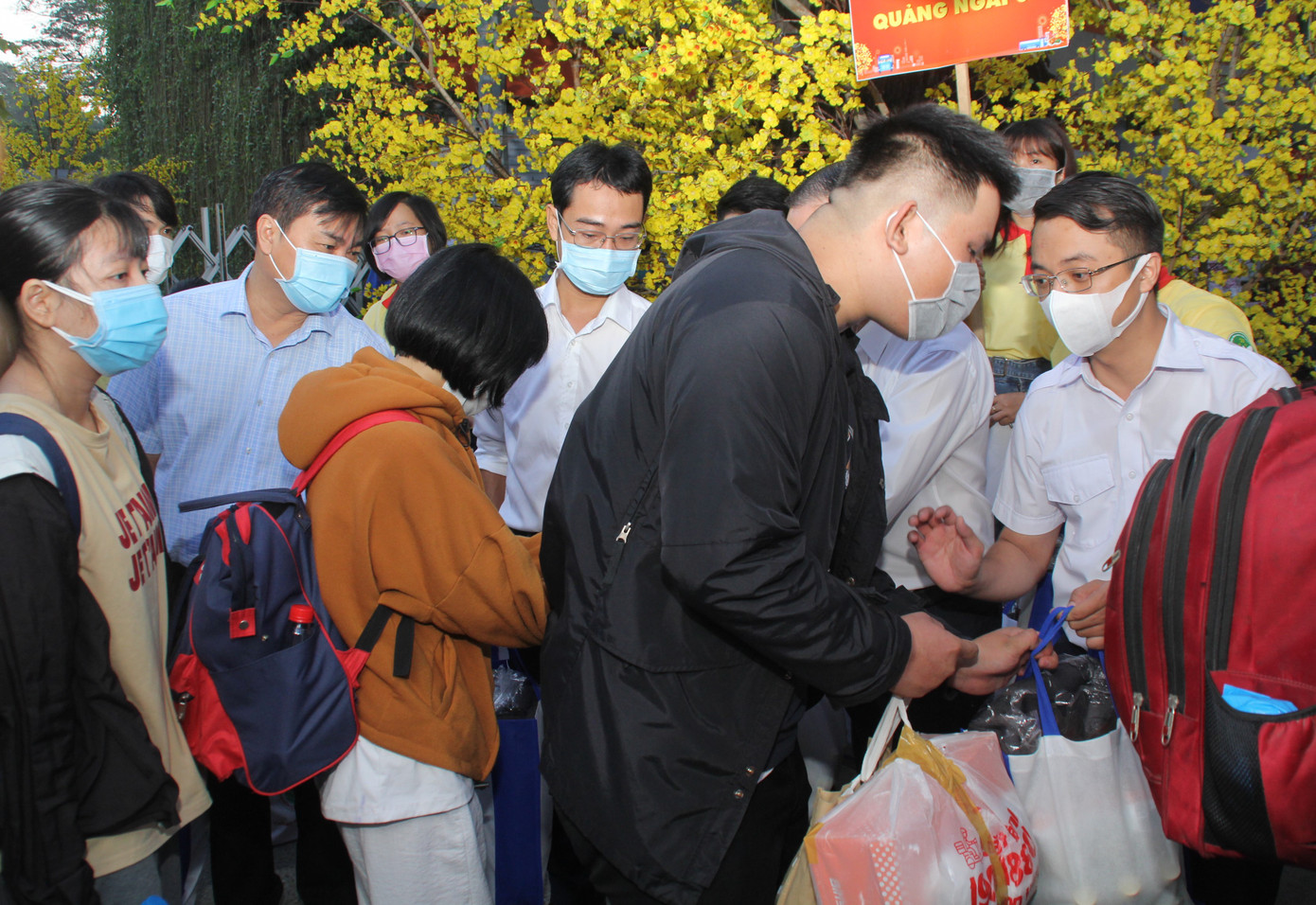 'Chuyến xe mùa xuân - Tết sum vầy' đưa hàng ngàn sinh viên TPHCM về quê ăn Tết ảnh 6