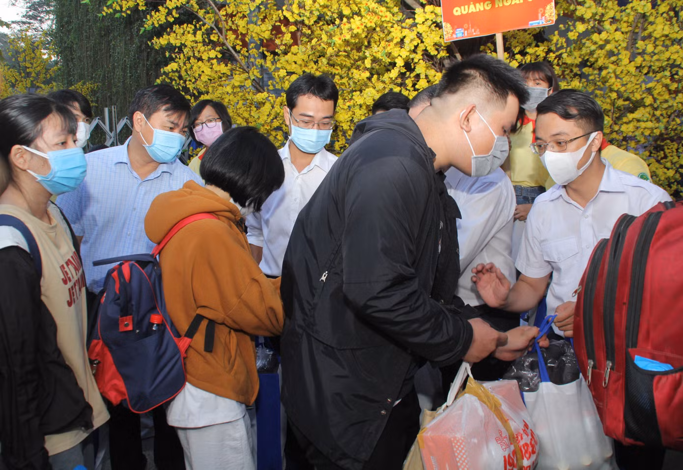'Chuyến xe mùa xuân - Tết sum vầy' đưa hàng ngàn sinh viên TPHCM về quê ăn Tết ảnh 6