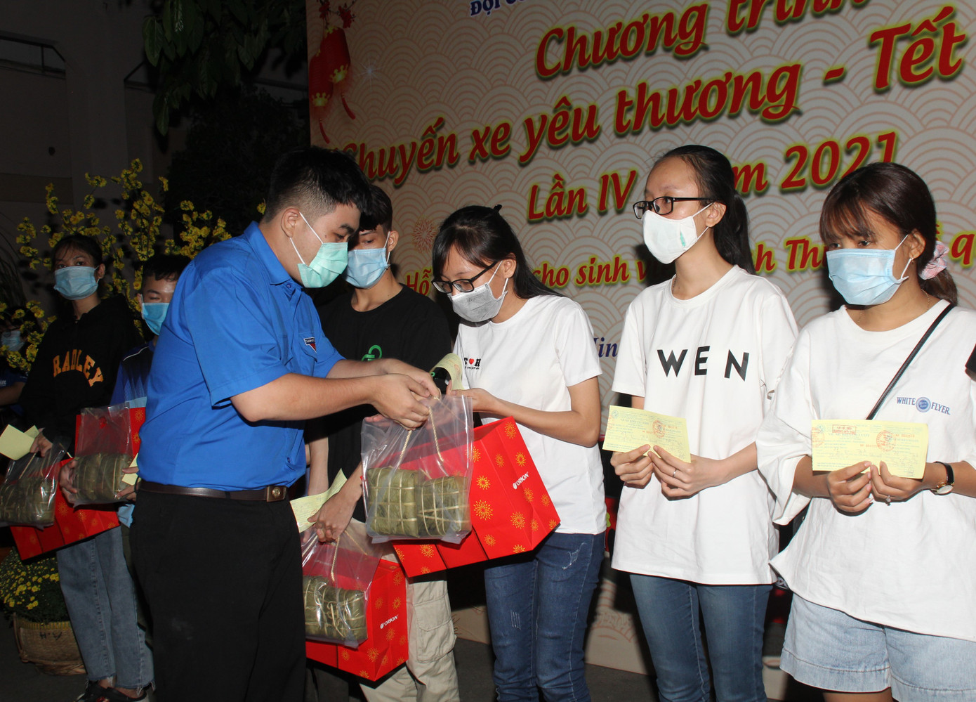 'Chuyến xe mùa xuân - Tết sum vầy' đưa hàng ngàn sinh viên TPHCM về quê ăn Tết ảnh 8