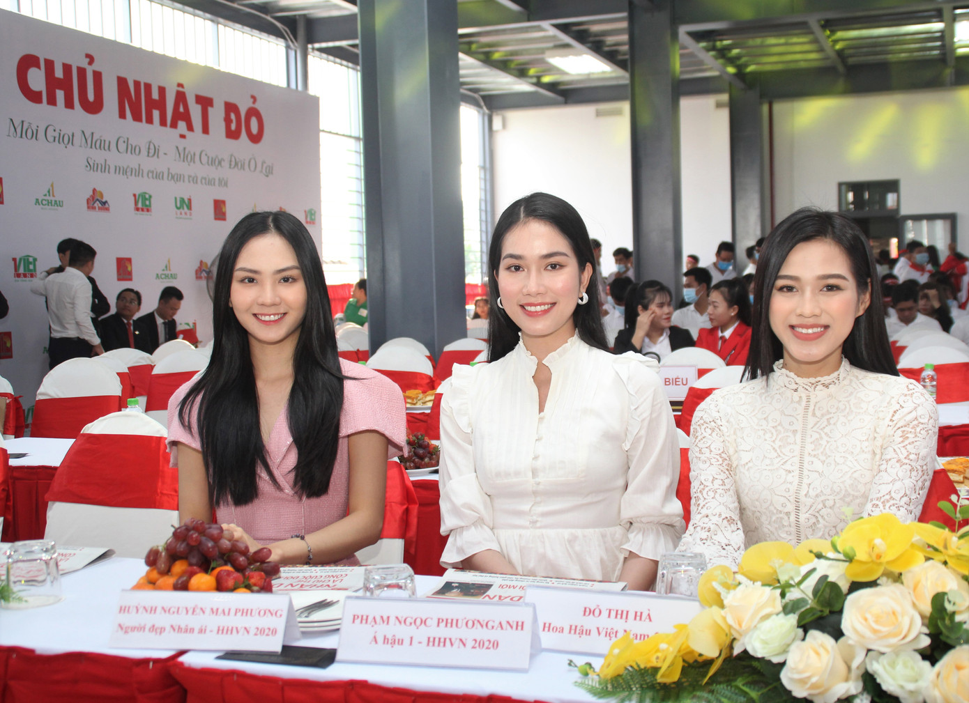 Hoa hậu Đỗ Thị Hà, Á hậu Phương Anh xinh tươi cổ động Chủ nhật Đỏ ảnh 3