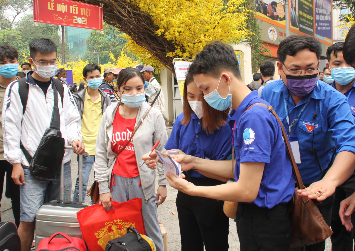 Thanh niên công nhân, người lao động về quê trên những 'Chuyến xe sum vầy' ảnh 2