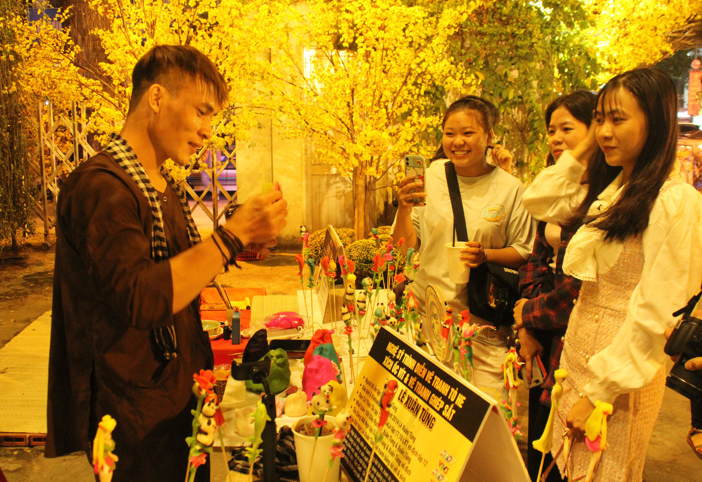 Đàm Vĩnh Hưng cùng dàn nghệ sĩ rộn ràng đón xuân ở phố hoa mai giữa lòng Sài thành ảnh 12