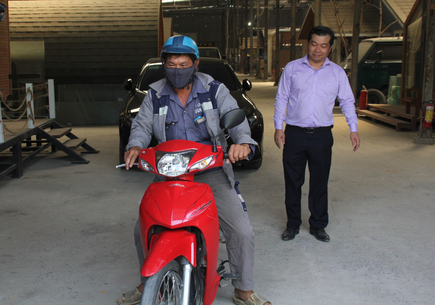 Người đàn ông được chủ xe Mercedes tặng xe: 'Món quà giúp con tôi đi học đỡ mặc cảm' ảnh 2