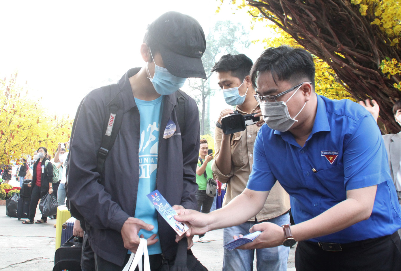 Mang Tết về nhà, tặng vé máy bay ô tô khứ hồi cho người lao động khó khăn ảnh 11