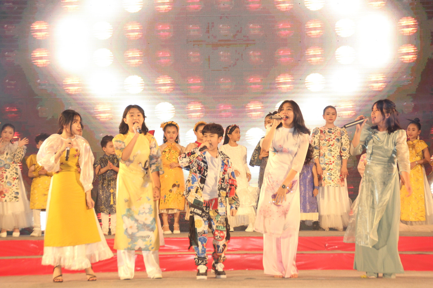 Vào vai Táo quân, Huỳnh Lập bắn rap vui nhộn trên sân khấu gala Mai Vàng ảnh 16