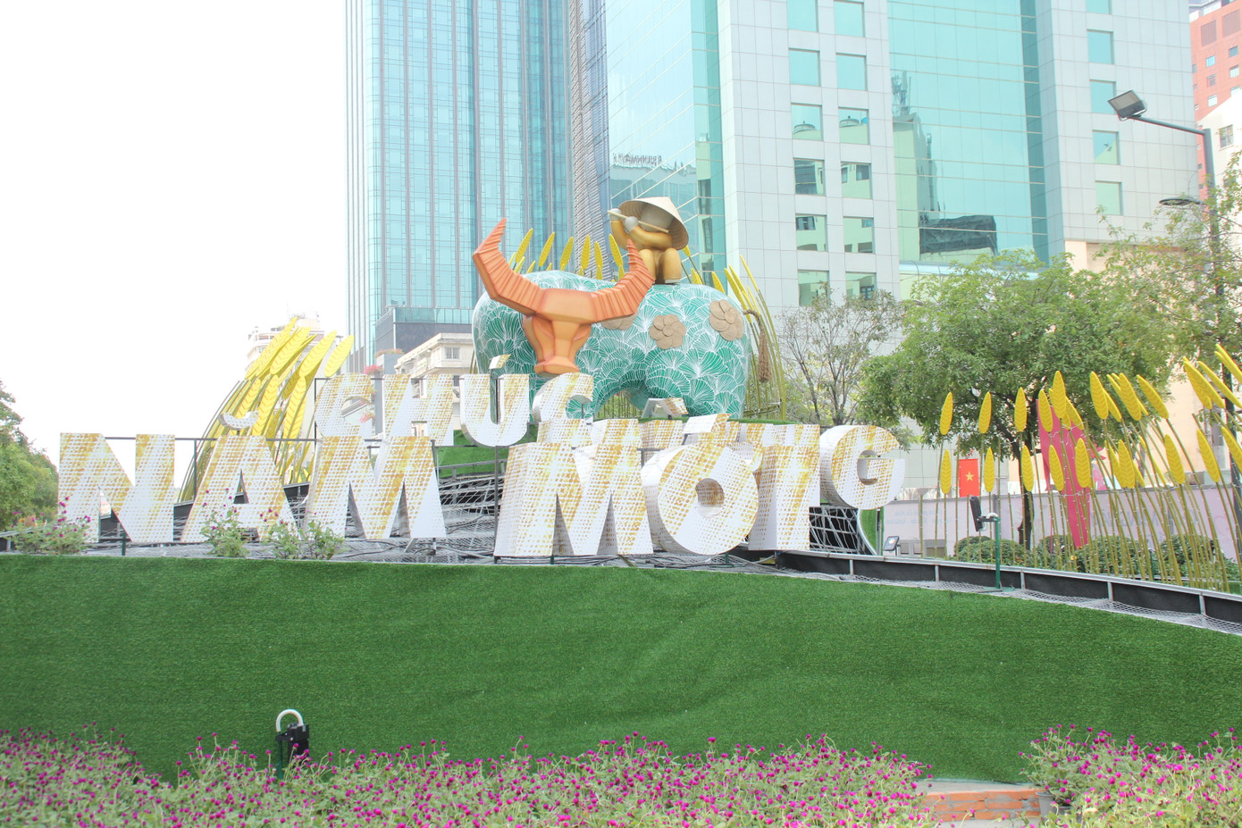 Hình hài Đường hoa Nguyễn Huệ sau hơn 10 ngày thi công ảnh 6