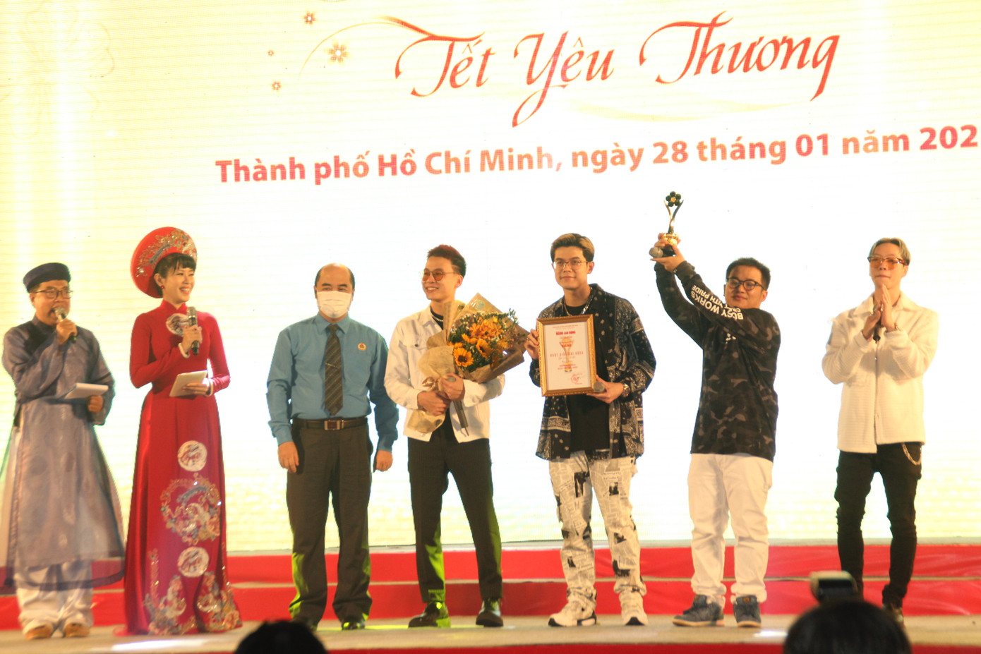 Vào vai Táo quân, Huỳnh Lập bắn rap vui nhộn trên sân khấu gala Mai Vàng ảnh 14