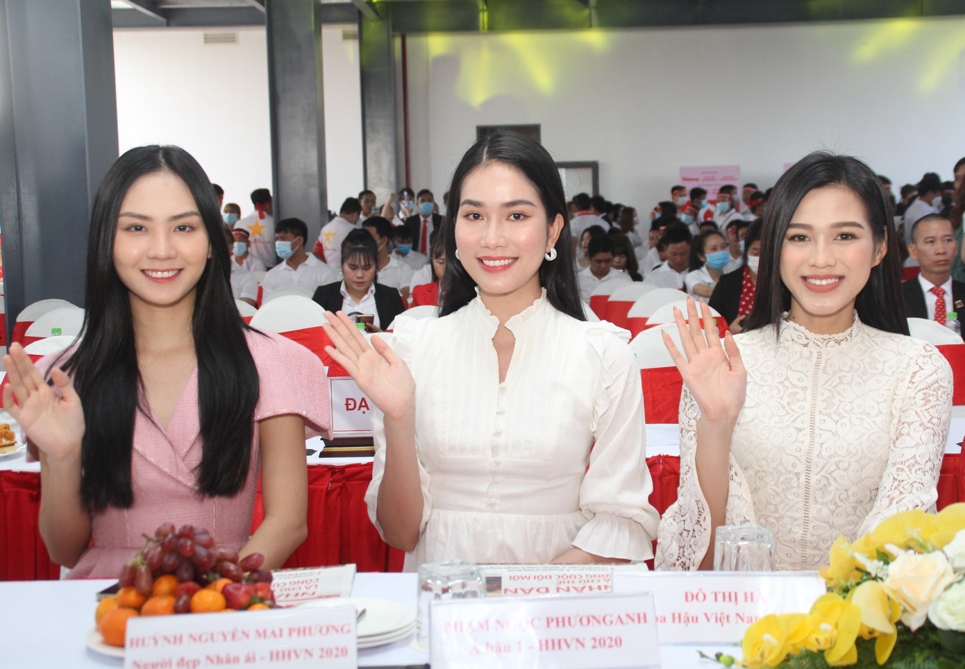 Hoa hậu Đỗ Thị Hà, Á hậu Phương Anh xinh tươi cổ động Chủ nhật Đỏ ảnh 2