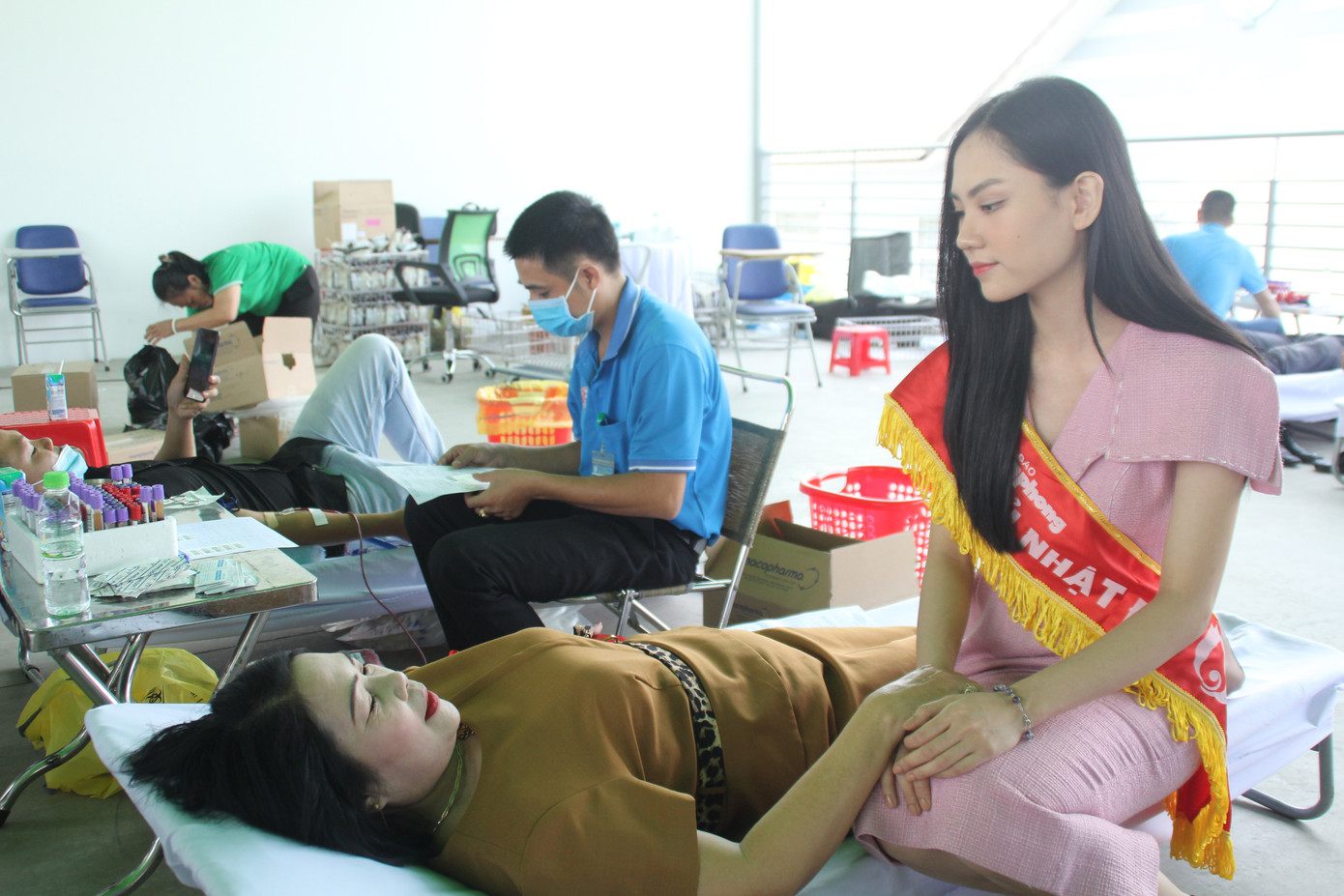 Rộn ràng ngày hội hiến máu Chủ nhật Đỏ trên đất Thủ ảnh 15