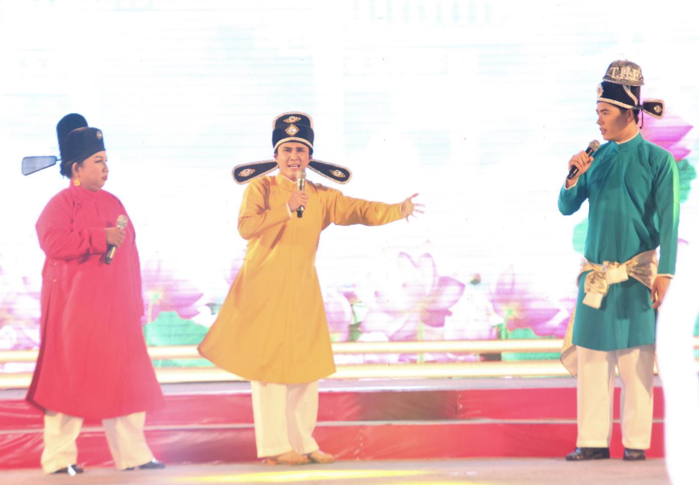 Vào vai Táo quân, Huỳnh Lập bắn rap vui nhộn trên sân khấu gala Mai Vàng ảnh 2