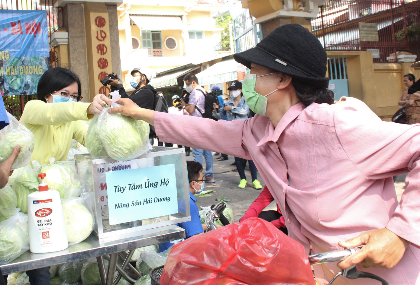 Người dân TPHCM hào hứng 'giải cứu' nông sản Hải Dương ảnh 10