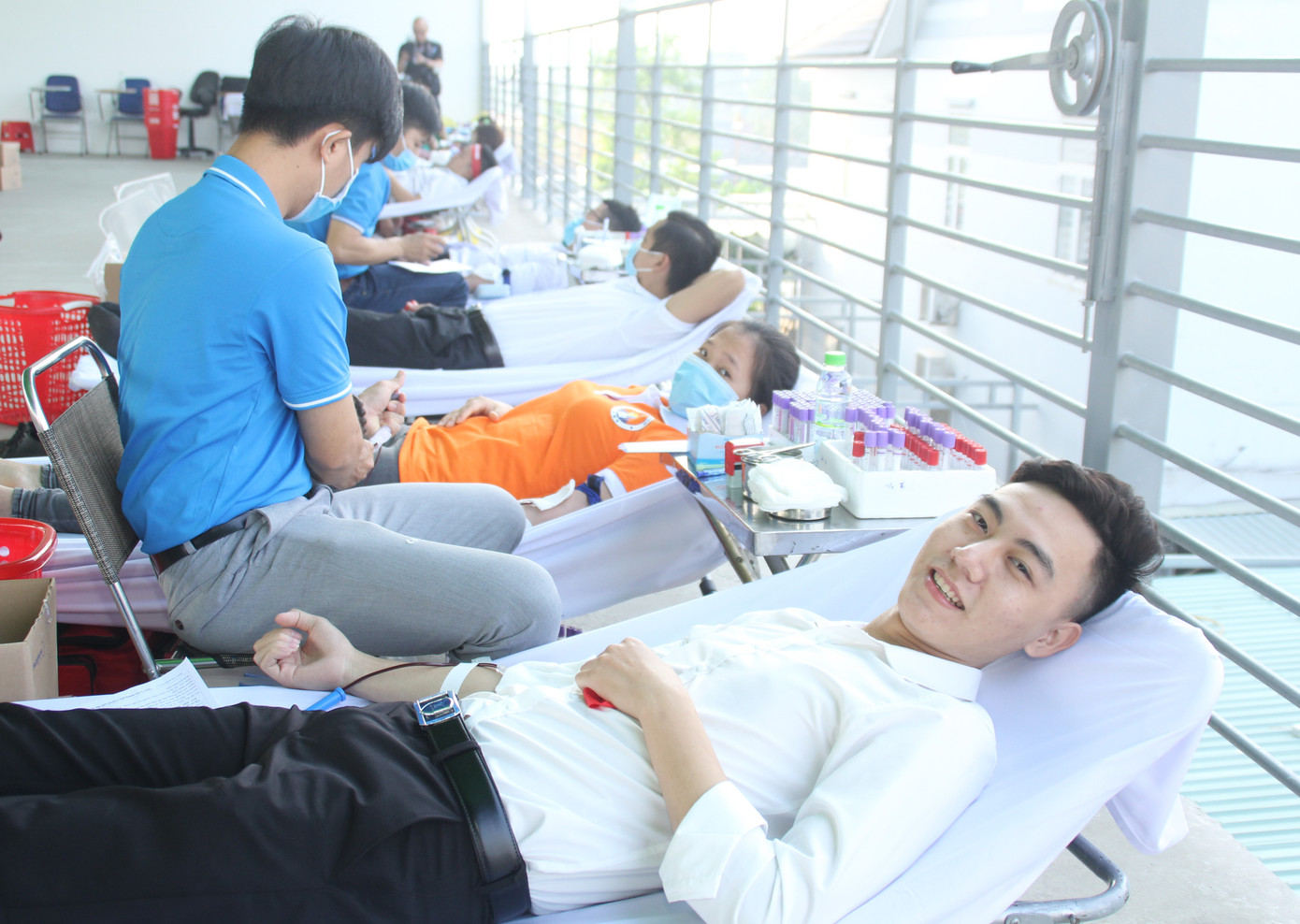 Rộn ràng ngày hội hiến máu Chủ nhật Đỏ trên đất Thủ ảnh 13