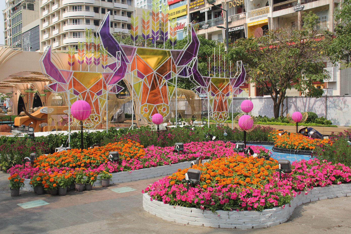 Hình hài Đường hoa Nguyễn Huệ sau hơn 10 ngày thi công ảnh 5