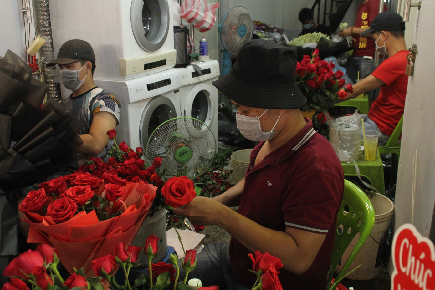 Cắm hoa xuyên đêm ở phố hoa lớn nhất TPHCM dịp 8/3 ảnh 10