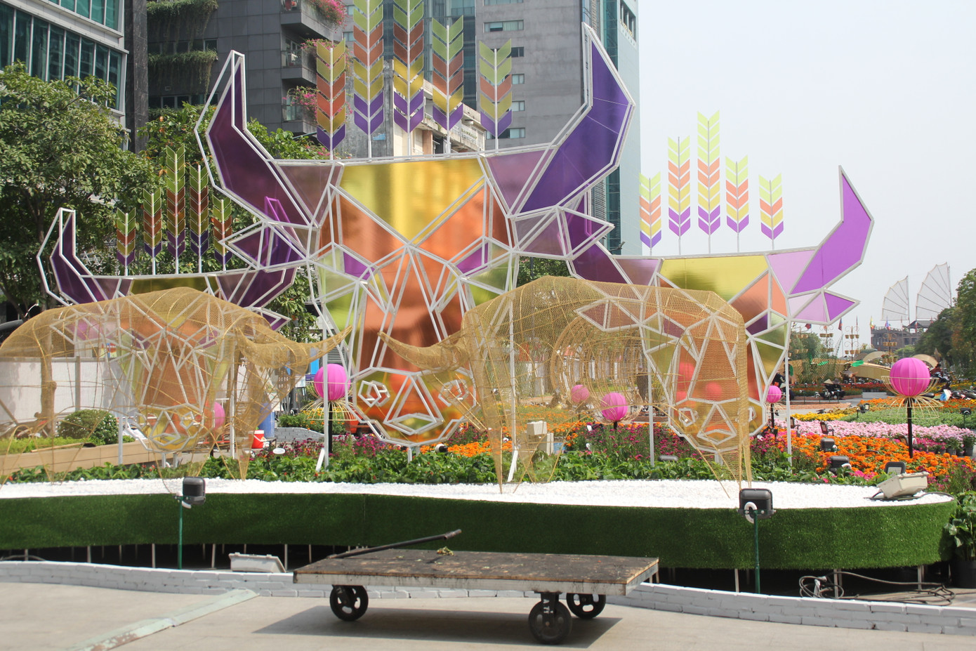 Hình hài Đường hoa Nguyễn Huệ sau hơn 10 ngày thi công ảnh 32