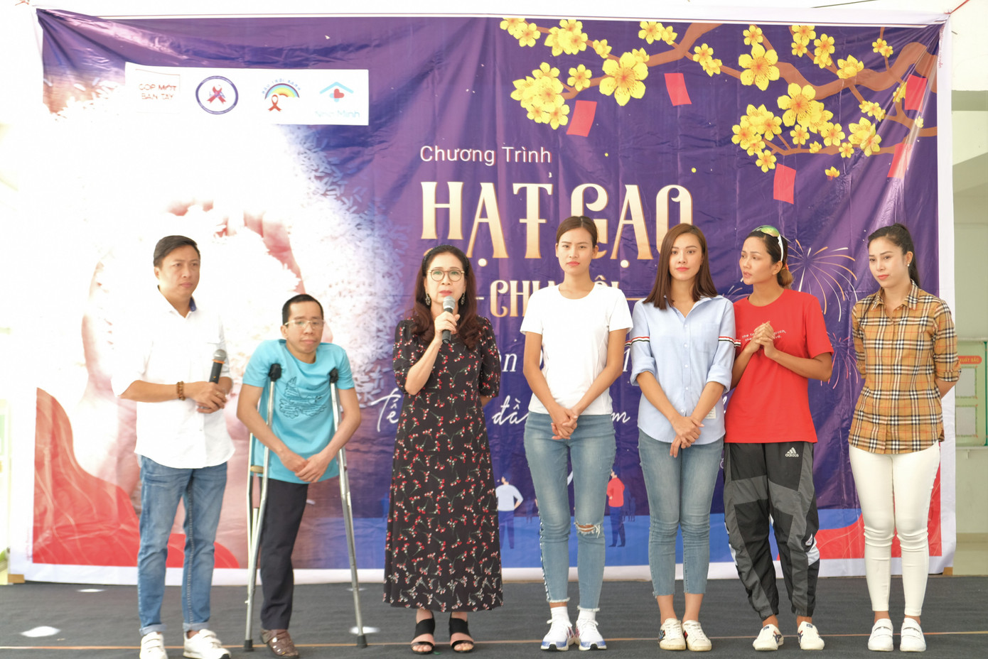 Hoa hậu H'Hen Niê nhiệt tình vác gạo chia sẻ với bà con nghèo ảnh 10