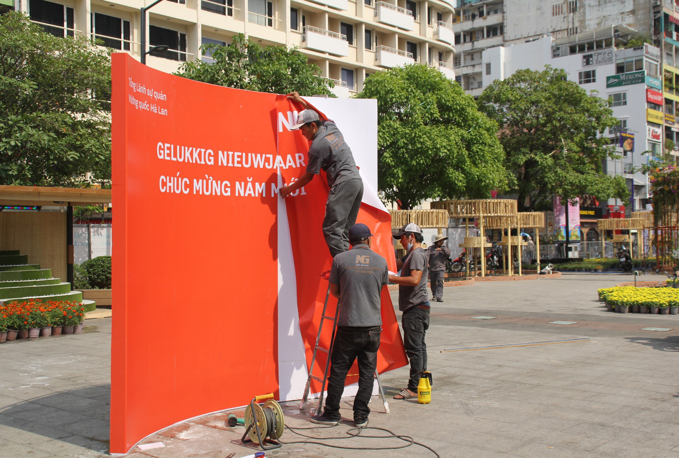 Hình hài Đường hoa Nguyễn Huệ sau hơn 10 ngày thi công ảnh 26