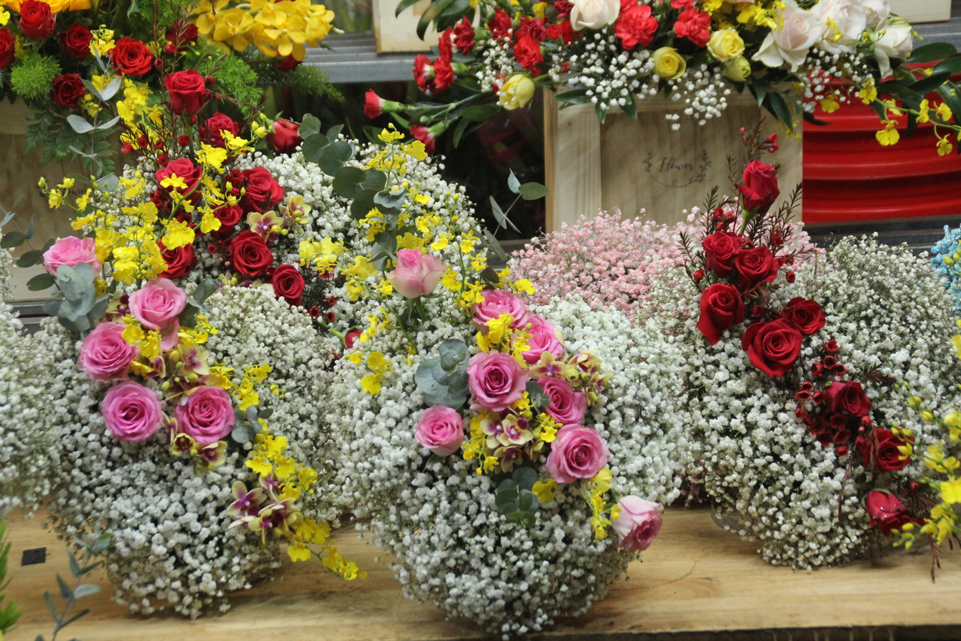 Cắm hoa xuyên đêm ở phố hoa lớn nhất TPHCM dịp 8/3 ảnh 13