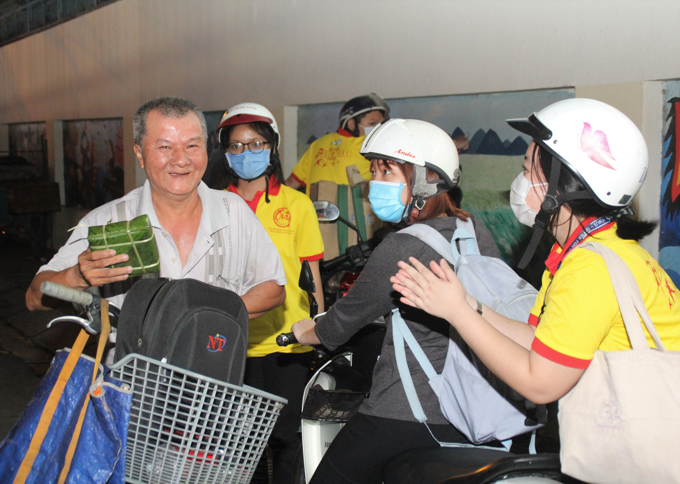 Chiến sĩ 'Xuân tình nguyện' tặng bánh chưng cho người nghèo dịp Tết đến xuân về ảnh 5