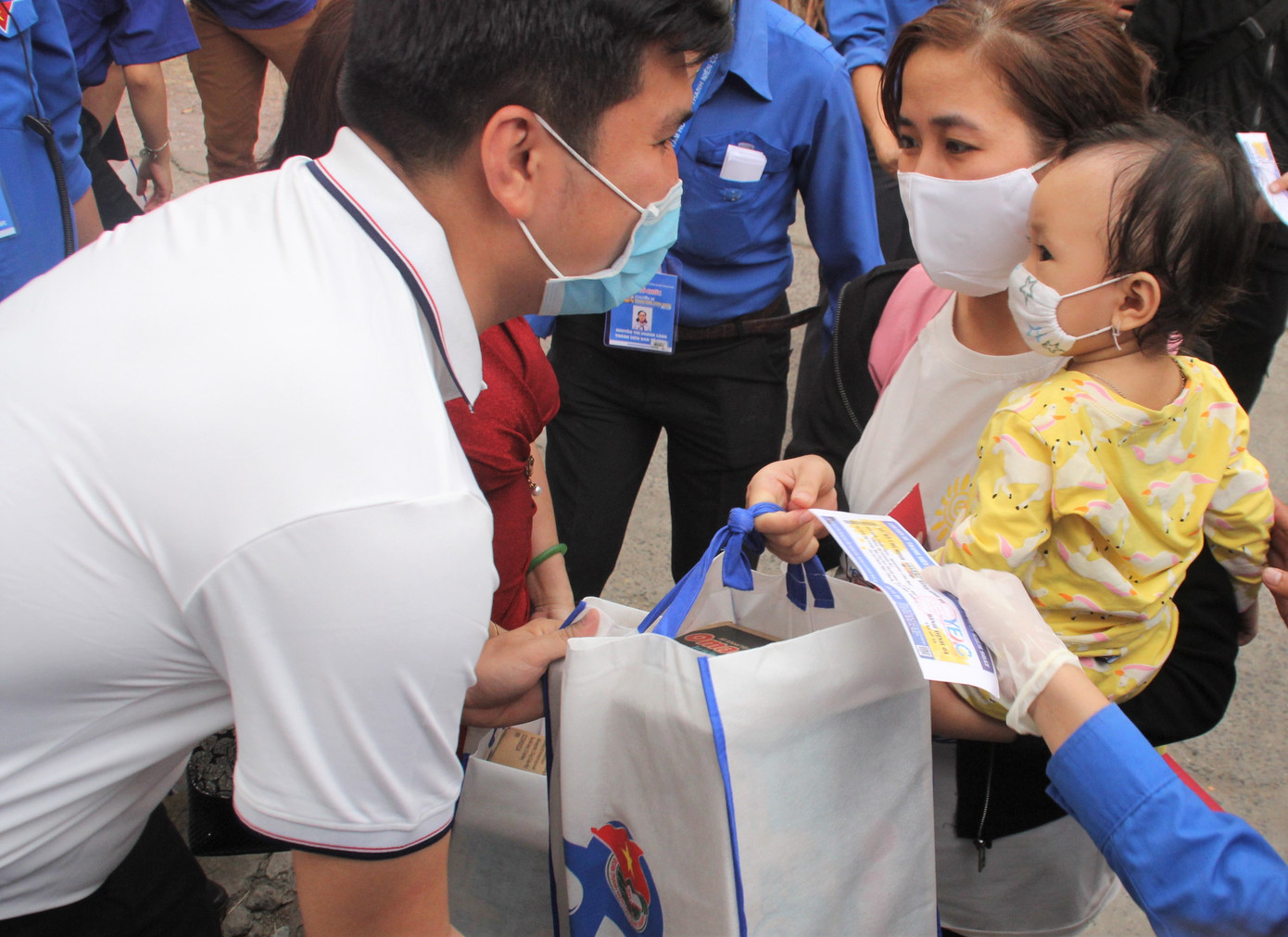 Thanh niên công nhân, người lao động về quê trên những 'Chuyến xe sum vầy' ảnh 4