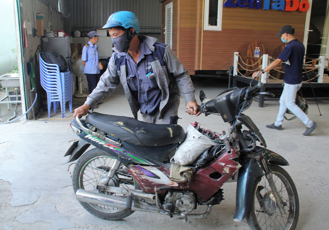 Người đàn ông được chủ xe Mercedes tặng xe: 'Món quà giúp con tôi đi học đỡ mặc cảm' ảnh 6