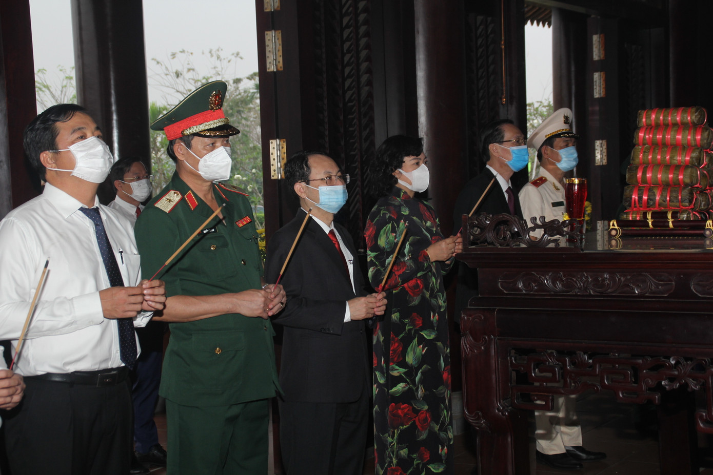 Lãnh đạo TPHCM dâng hương Anh hùng liệt sĩ, dâng cúng Quốc tổ Hùng Vương, Đức Lễ Thành hầu Nguyễn Hữu Cảnh ảnh 17