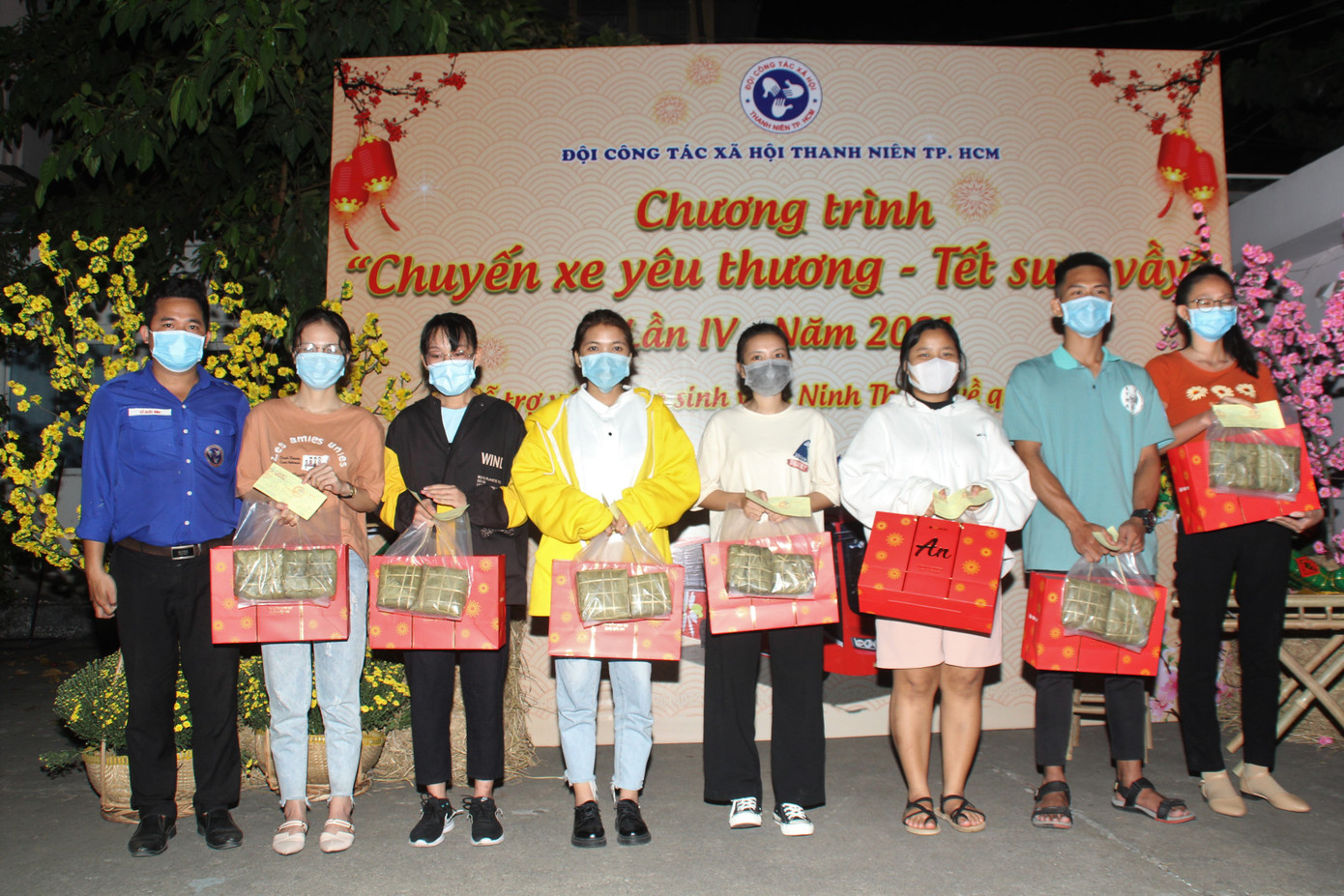 'Chuyến xe mùa xuân - Tết sum vầy' đưa hàng ngàn sinh viên TPHCM về quê ăn Tết ảnh 10