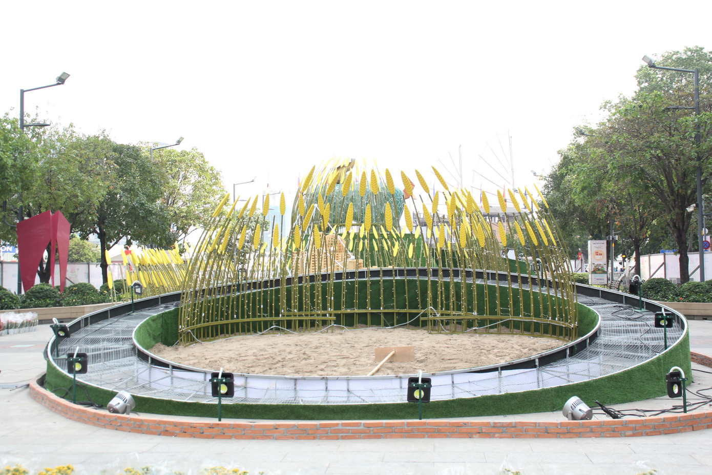 Hình hài Đường hoa Nguyễn Huệ sau hơn 10 ngày thi công ảnh 29