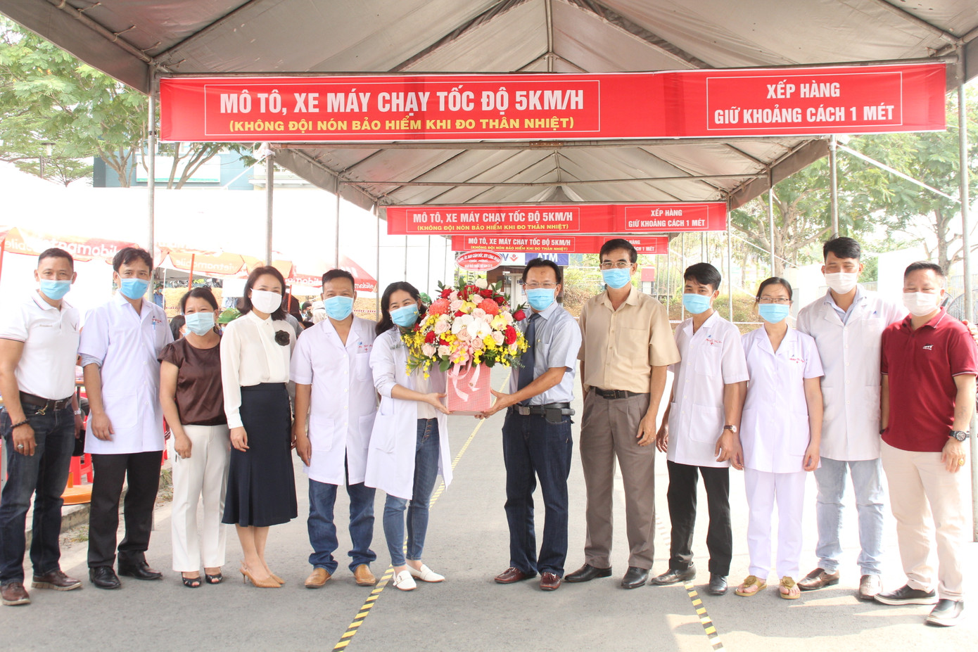 Sinh viên khai báo y tế online, quét thân nhiệt tự động trước khi vào ký túc xá ĐHQG TPHCM ảnh 6