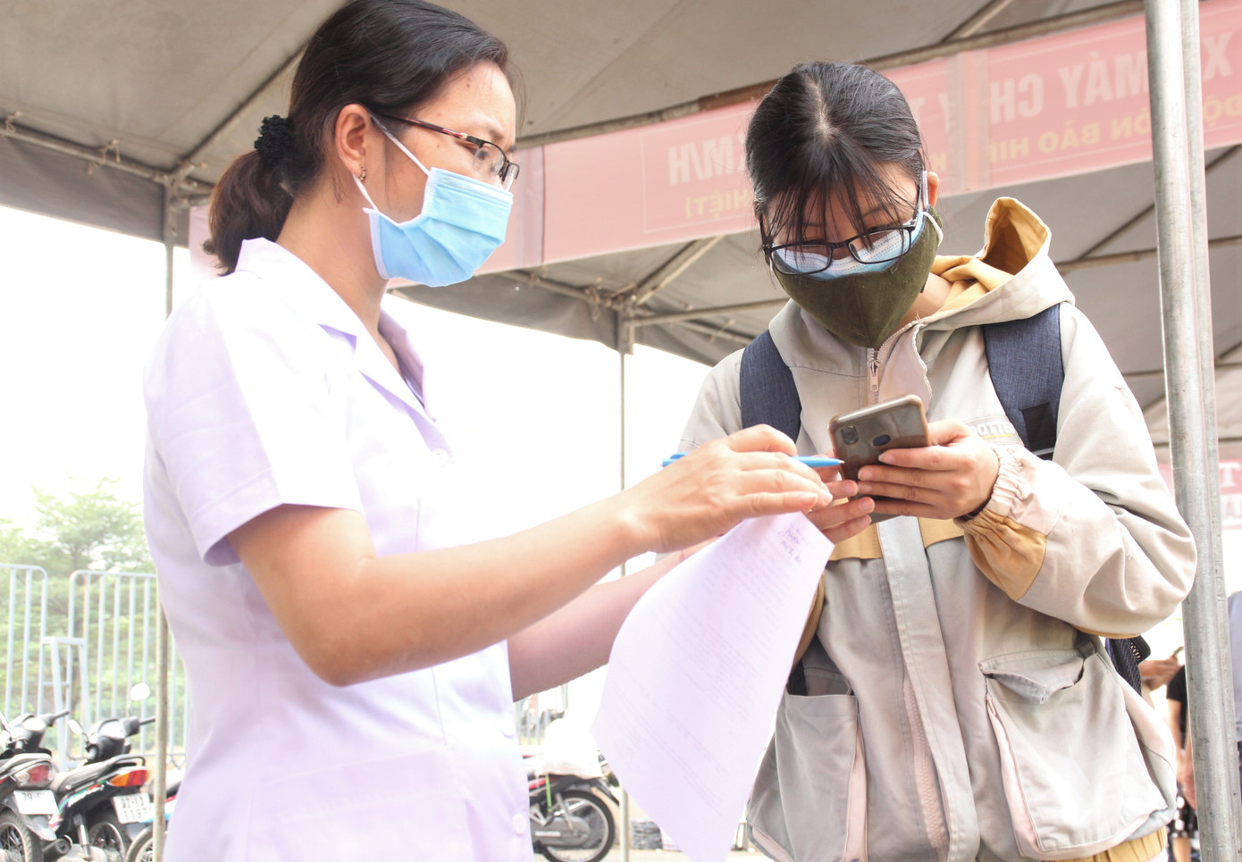 Sinh viên khai báo y tế online, quét thân nhiệt tự động trước khi vào ký túc xá ĐHQG TPHCM ảnh 2