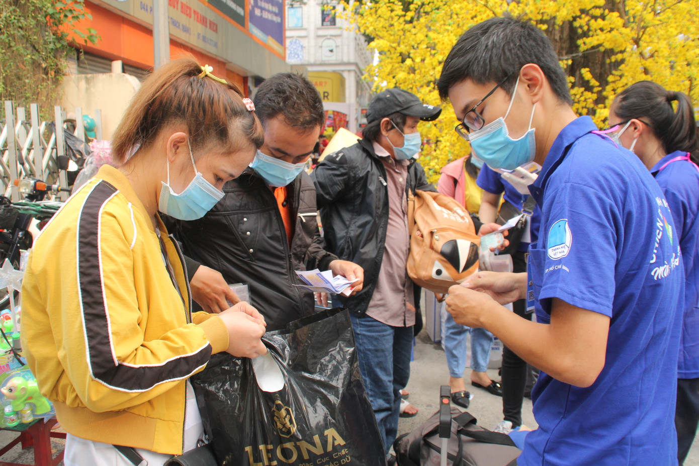 Thanh niên công nhân, người lao động về quê trên những 'Chuyến xe sum vầy' ảnh 1