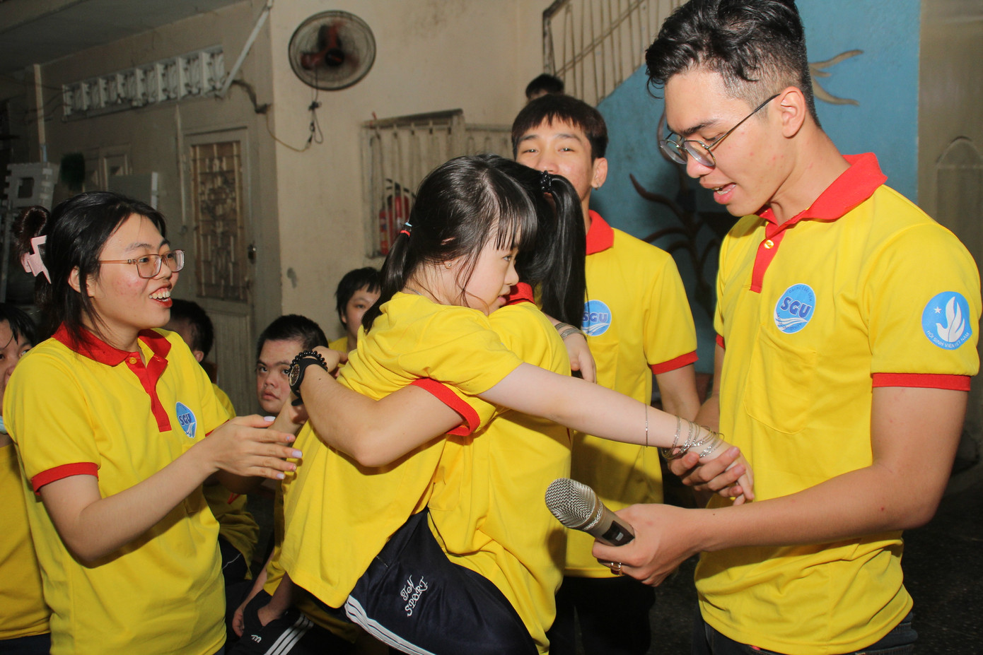 Chiến sĩ 'Xuân tình nguyện' tặng bánh chưng cho người nghèo dịp Tết đến xuân về ảnh 8