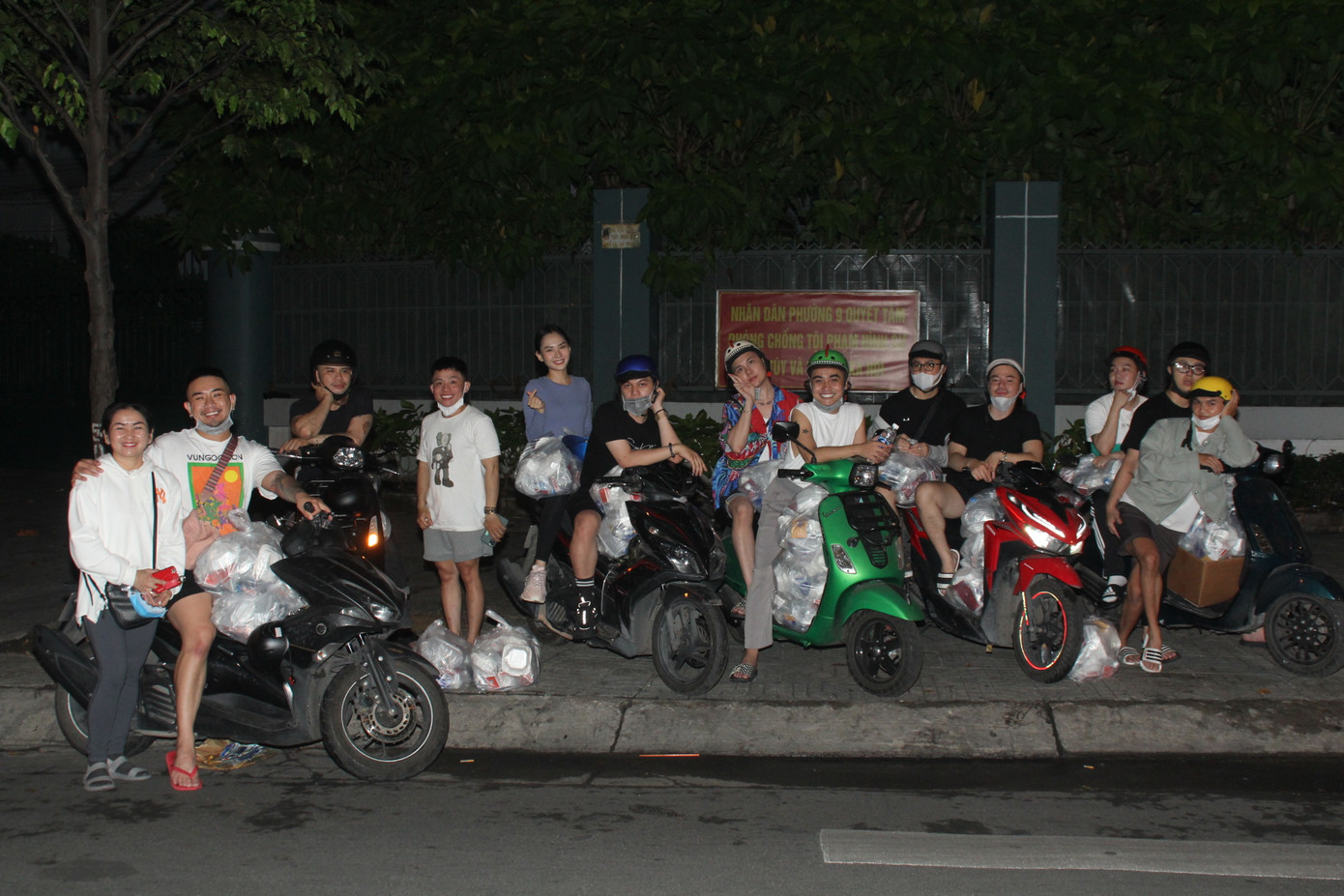 Người đẹp Nhân ái Mai Phương trao quà Tết cho người vô gia cư trong đêm ảnh 14