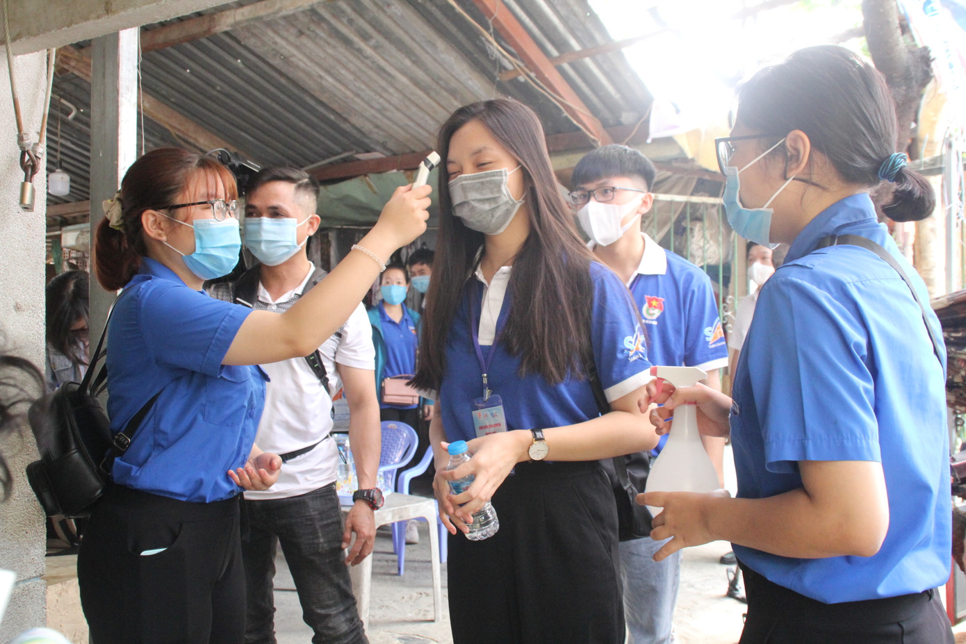 'Gia sư áo xanh' hỗ trợ học tập cho con em người lao động khó khăn ảnh 1