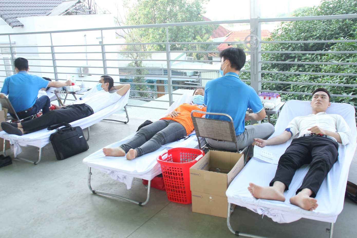 Rộn ràng ngày hội hiến máu Chủ nhật Đỏ trên đất Thủ ảnh 12