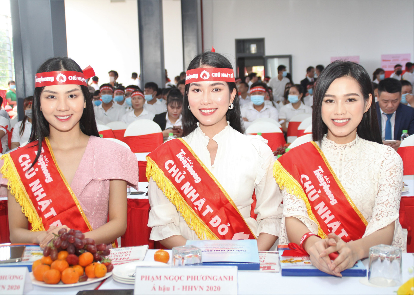 Hoa hậu Đỗ Thị Hà, Á hậu Phương Anh xinh tươi cổ động Chủ nhật Đỏ ảnh 4