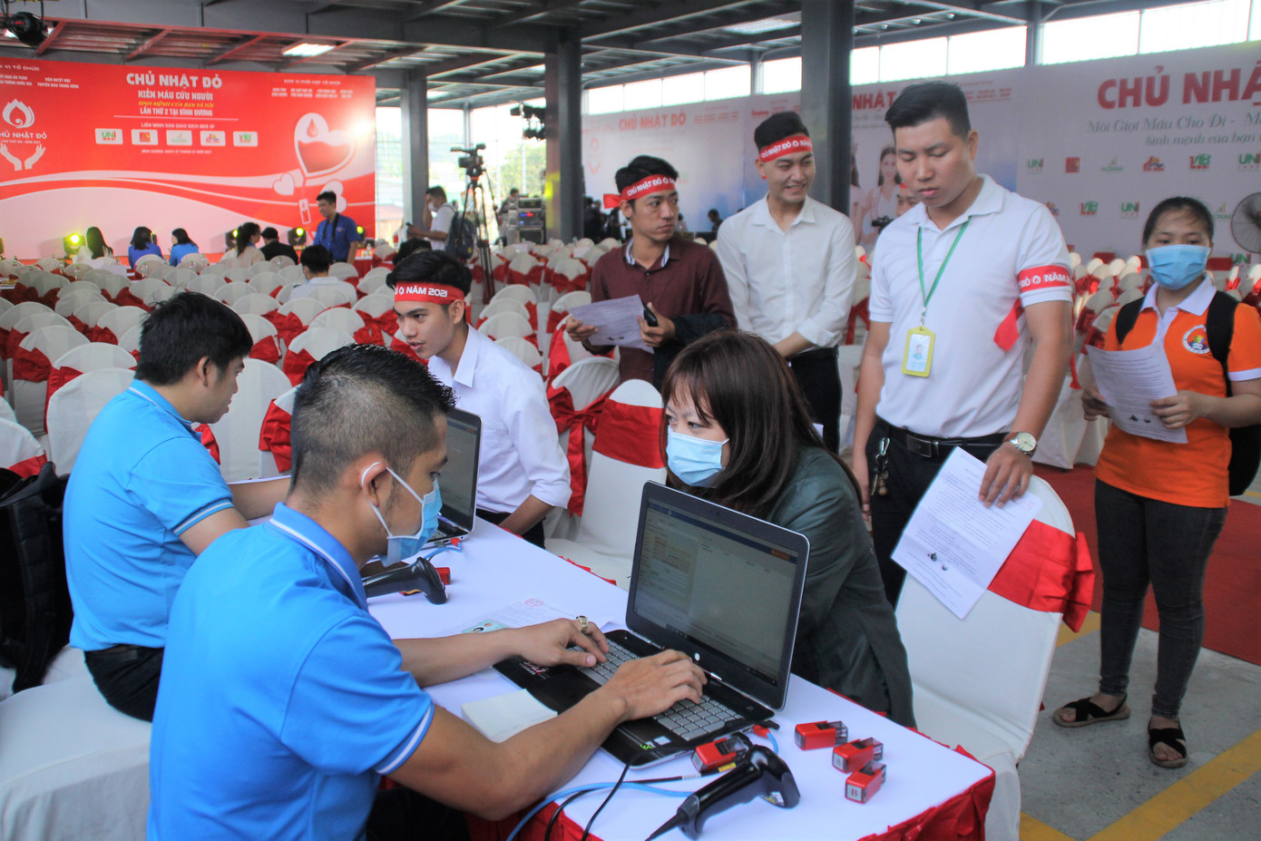 Rộn ràng ngày hội hiến máu Chủ nhật Đỏ trên đất Thủ ảnh 9