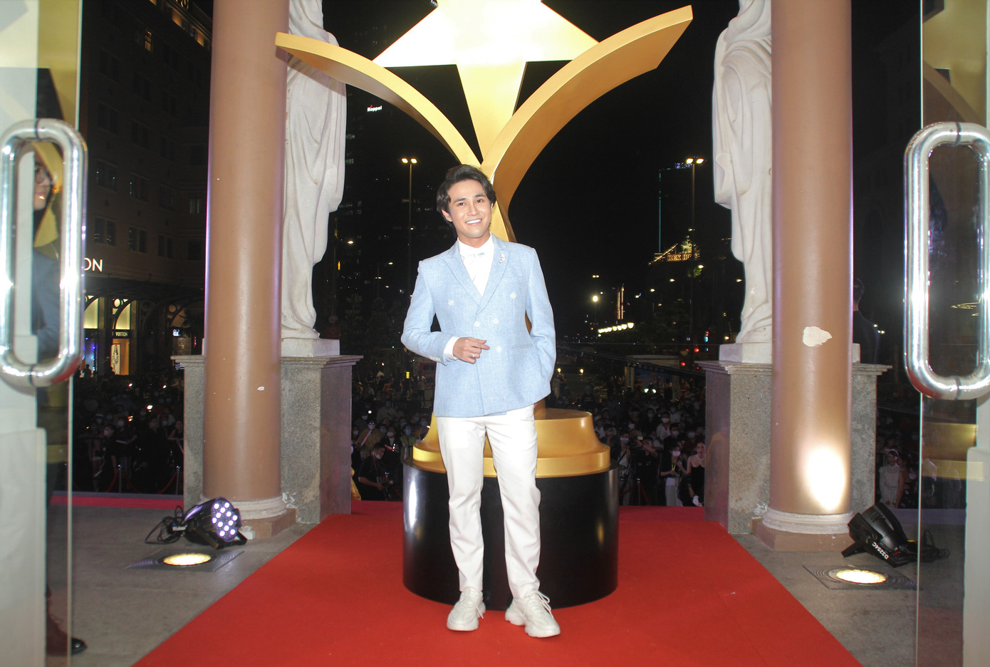 Hoa hậu Đỗ Thị Hà, người đẹp Cẩm Đan gợi cảm trên thảm đỏ Ngôi sao xanh 2020 ảnh 15