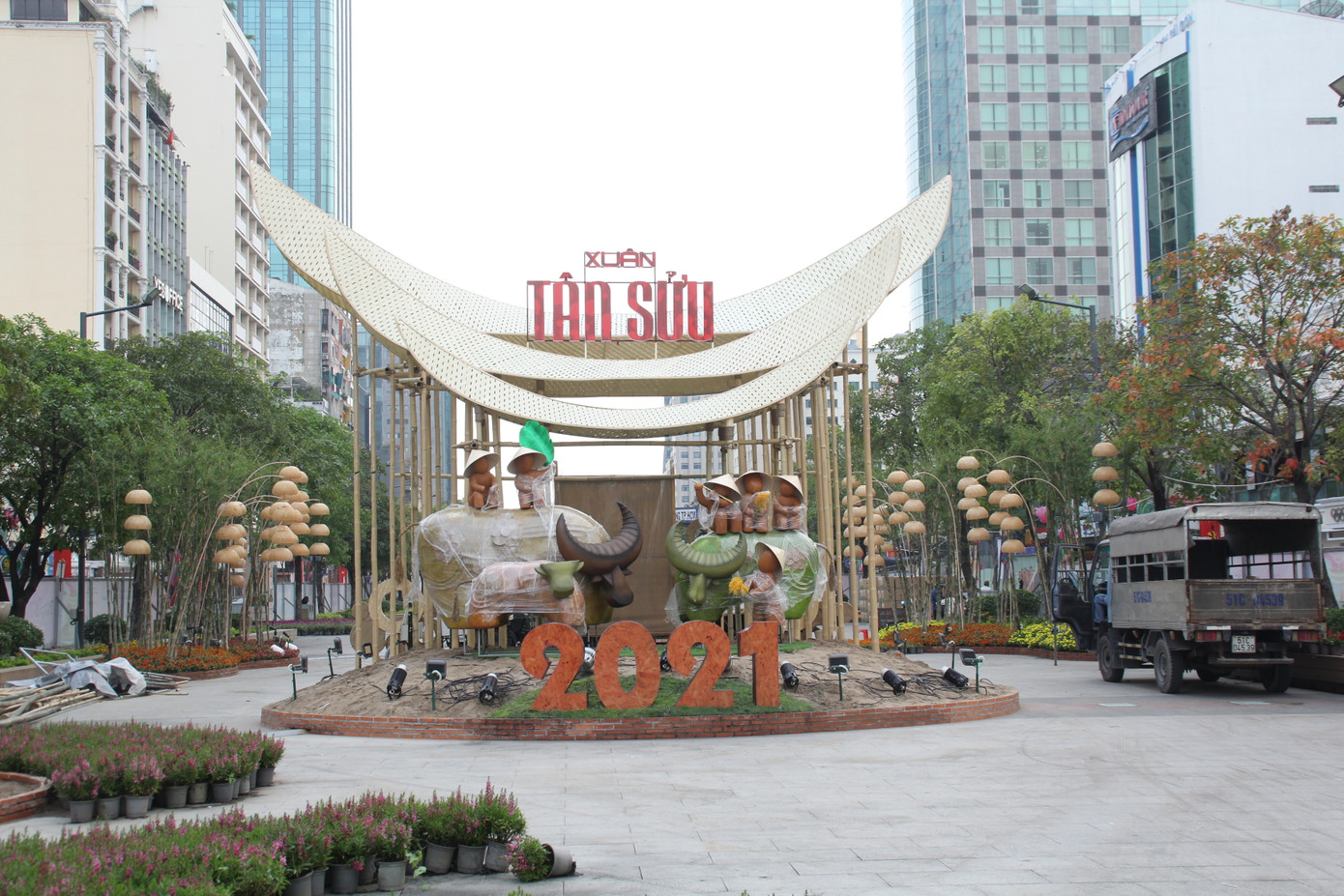 Hình hài Đường hoa Nguyễn Huệ sau hơn 10 ngày thi công ảnh 2