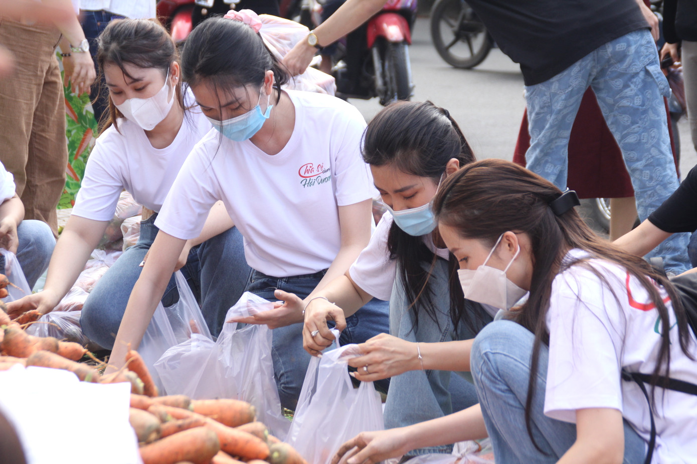 Các người đẹp hoa hậu cùng chung tay giải cứu nông sản Hải Dương ảnh 4