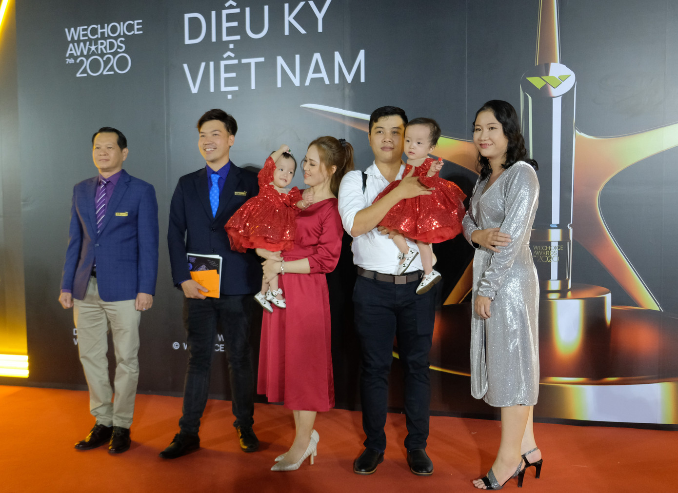 Top 3 HHVN 2020 và dàn người đẹp khoe sắc trên thảm đỏ WeChoice 2020 ảnh 1