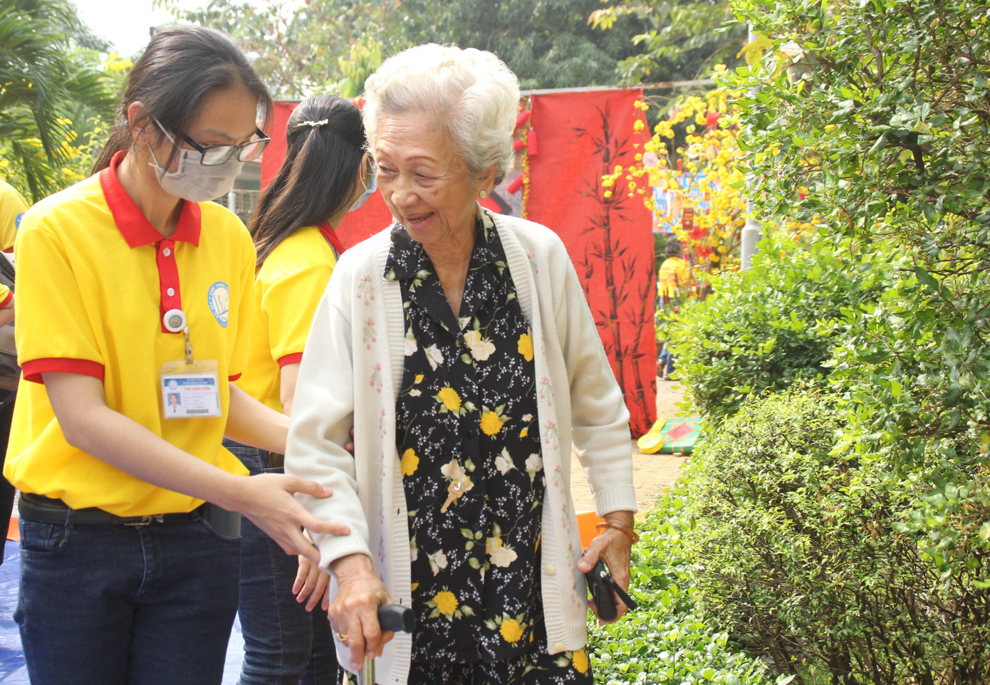 Bạn trẻ mang đến nụ cười xuân ở viện dưỡng lão ảnh 5