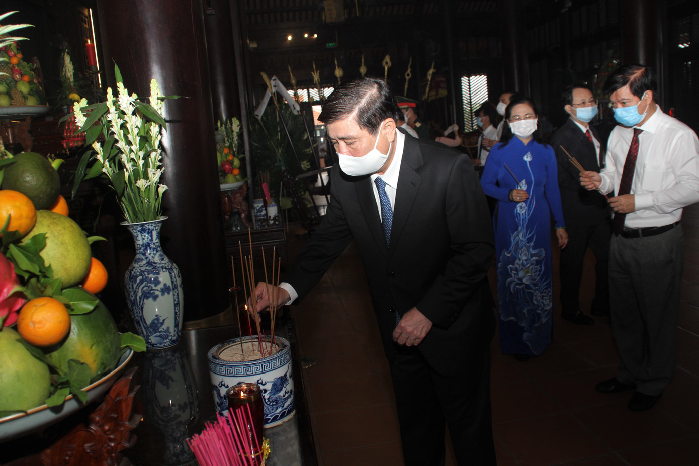 Lãnh đạo TPHCM dâng hương Anh hùng liệt sĩ, dâng cúng Quốc tổ Hùng Vương, Đức Lễ Thành hầu Nguyễn Hữu Cảnh ảnh 16