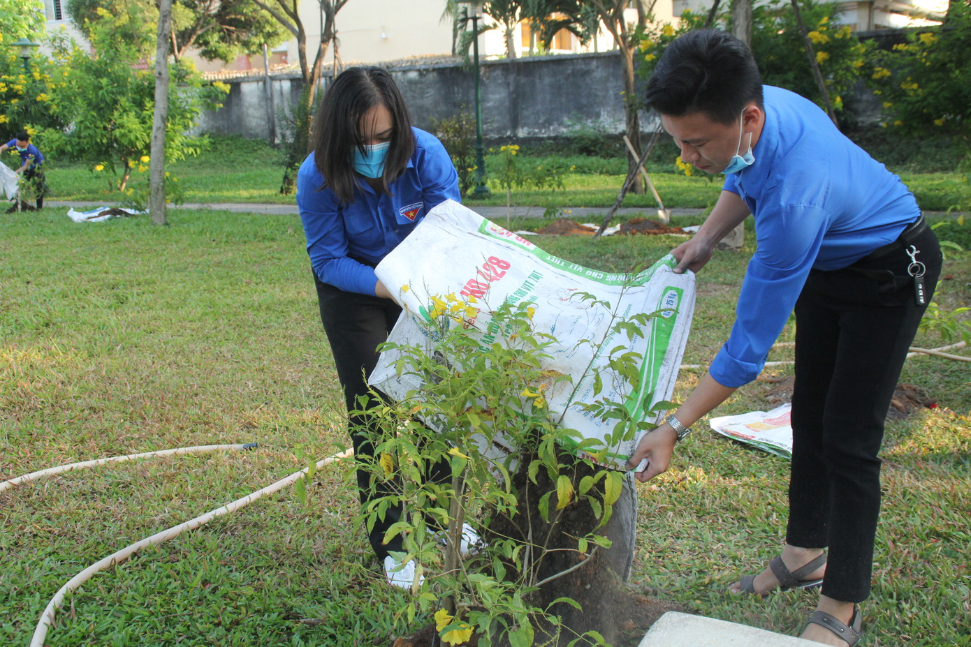 Bạn trẻ thành phố Thủ Đức ra quân trồng hàng ngàn cây xanh ảnh 4