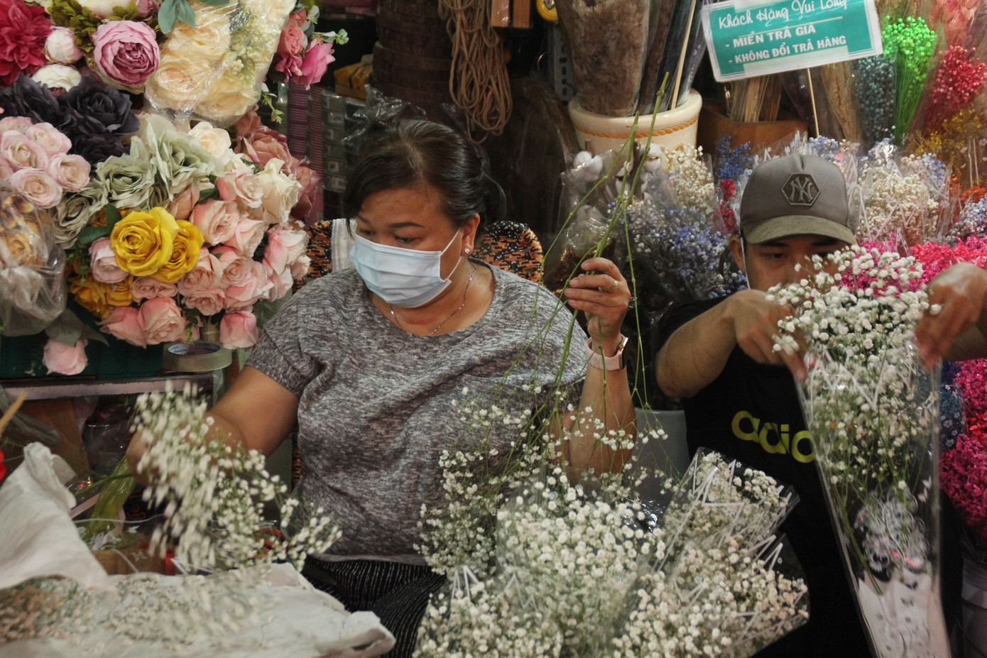 Cắm hoa xuyên đêm ở phố hoa lớn nhất TPHCM dịp 8/3 ảnh 9