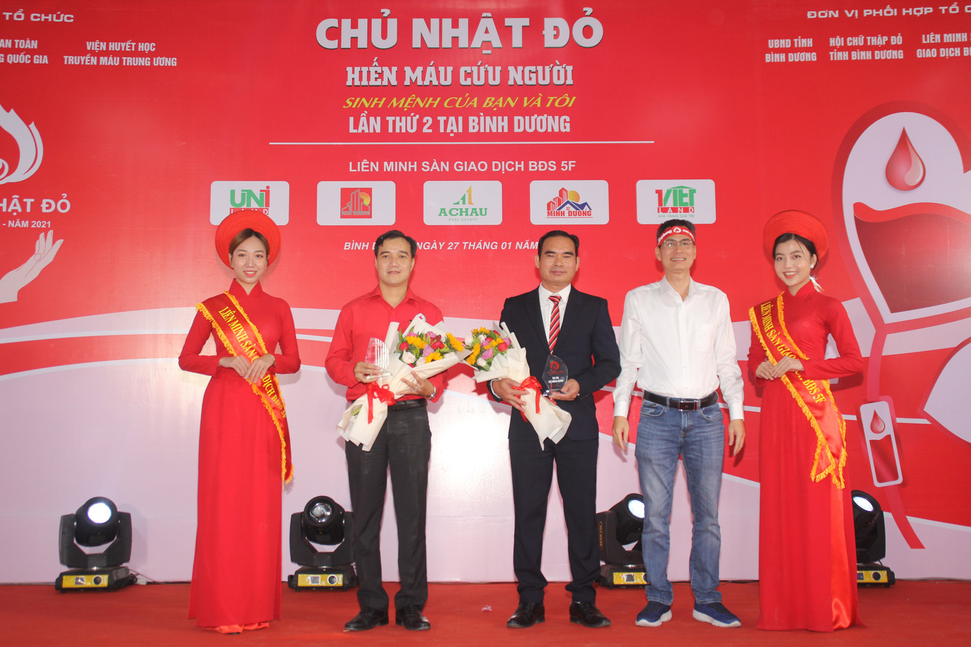 Hoa hậu Đỗ Thị Hà, Á hậu Phương Anh xinh tươi cổ động Chủ nhật Đỏ ảnh 5