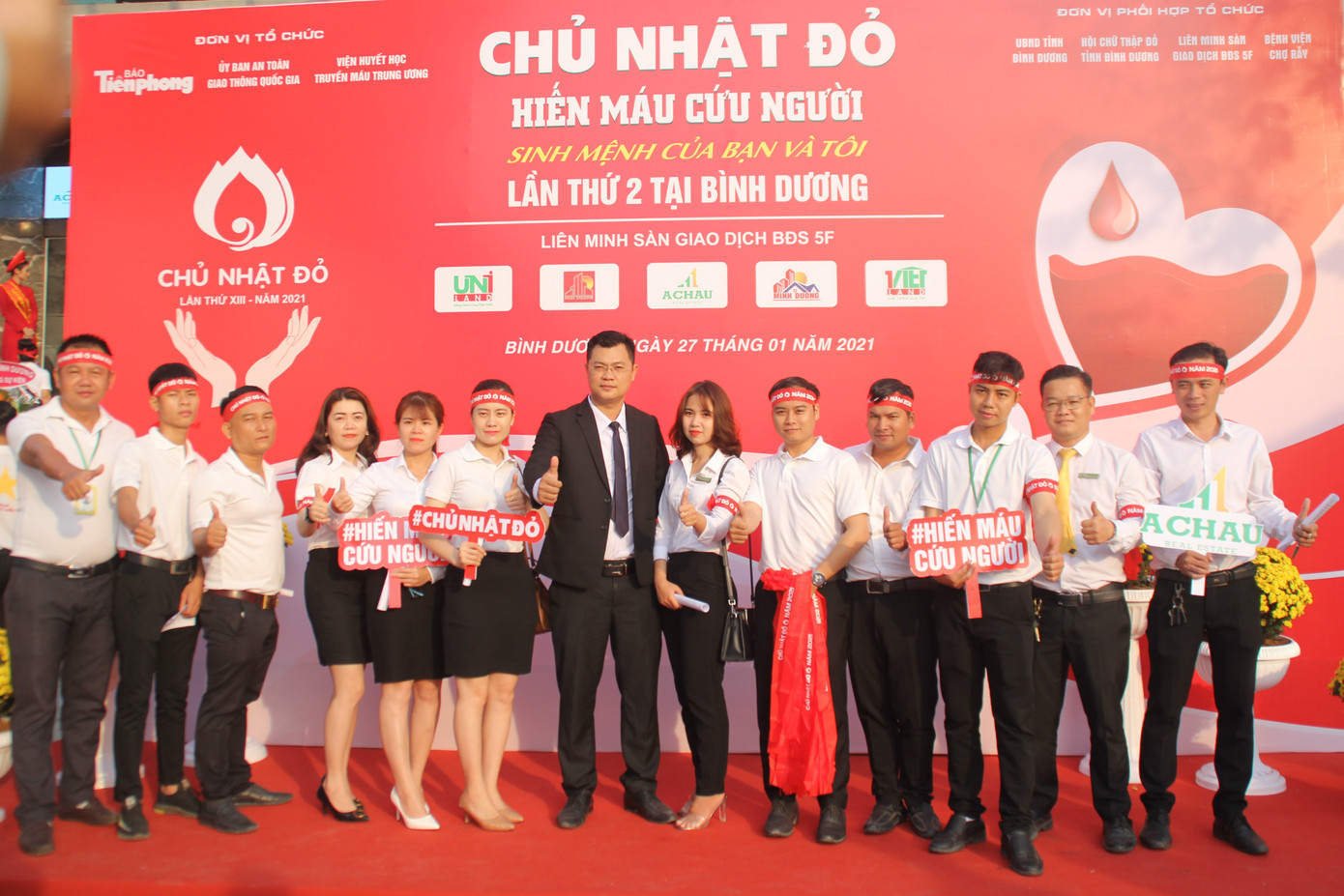 Rộn ràng ngày hội hiến máu Chủ nhật Đỏ trên đất Thủ ảnh 1